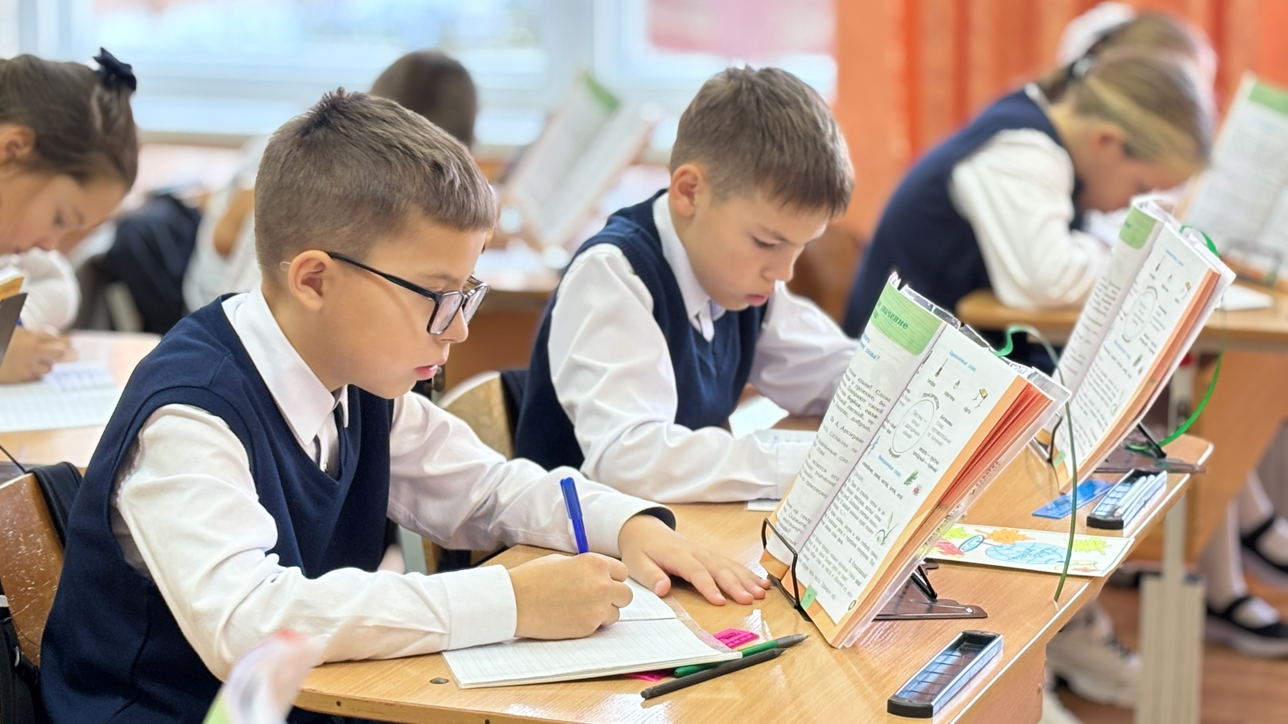 Учителя - меняют мир и окрыляют Учителя - меняют мир и окрыляют.